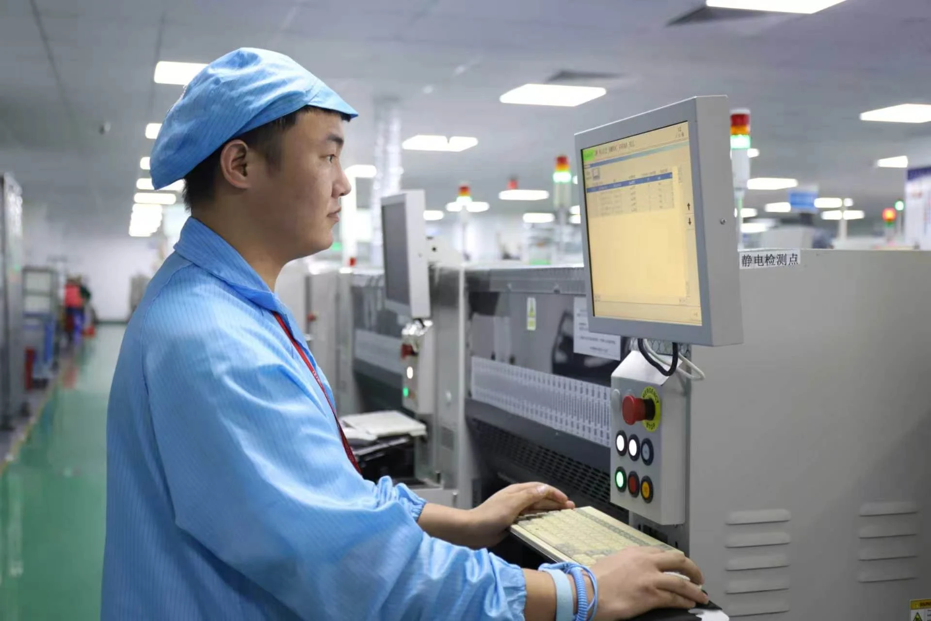 电子制造现场设备操作实拍